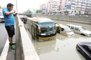 道路積水致汽車受困 城市內澇中的交通困局與應對之策